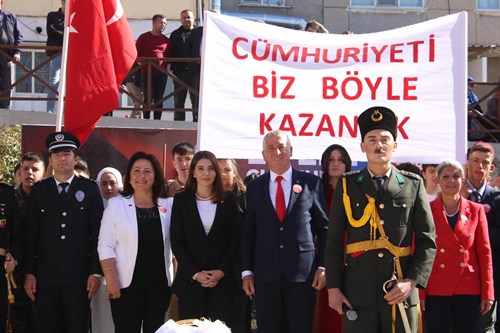 29 Ekim Cumhuriyet Bayramımızın 101. Yıldönümü İlçemizde Düzenlenen Törenle Coşkuyla Kutlandı.